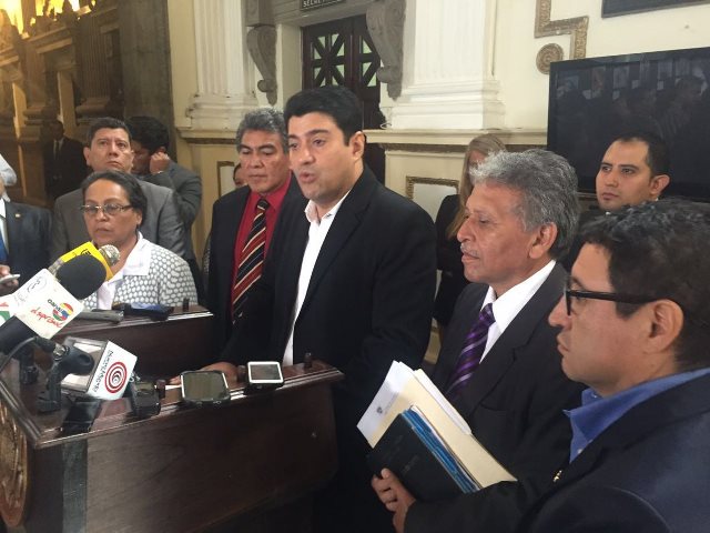 Diputados de la Comisión de Derechos Humanos presentan en el Congreso la iniciativa de Ley para abolir la pena de muerte, (Foto Prensa Libre: Jessica Gramajo)