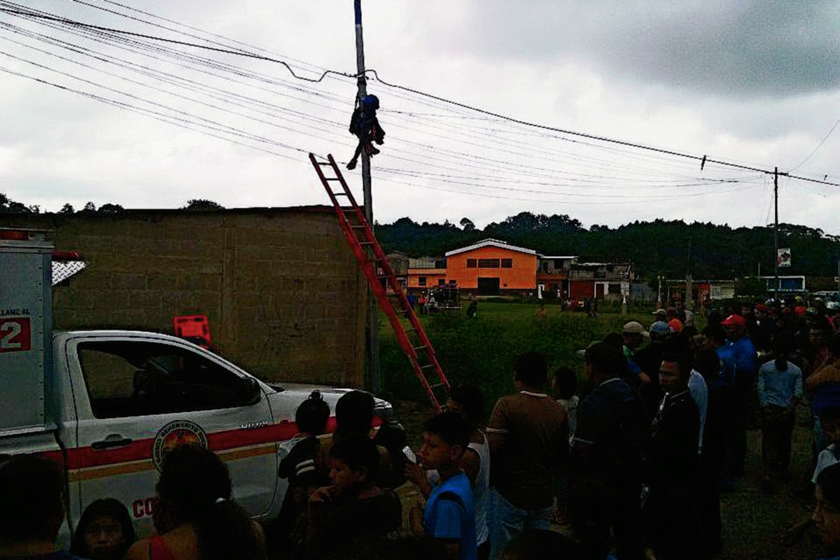 Guadalupe Martínez , de 20 años, murió electrocutado cuando trabajaba en un poste para una empresa de cable en Cobán, Alta Verapaz. (Foto Prensa Libre: Eduardo Sam Chun)