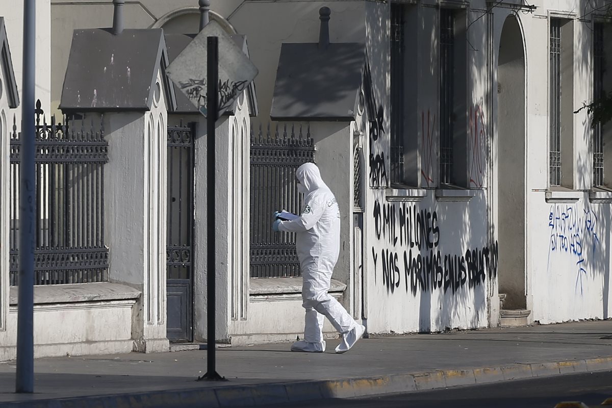 Efectos de la Policía trabaja en la escena donde se produjo una alerta de bomba y halló un graffiti contra el Pontífice.(AFP).