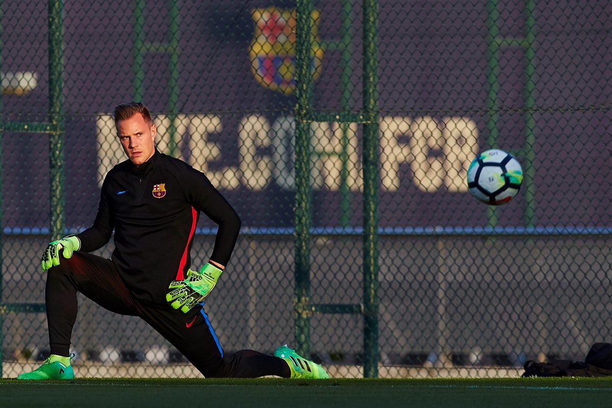 El portero alemán del FC Barcelona, Marc André Ter Stegen, durante un entrenamiento. (Foto Prensa Libre: EFE)