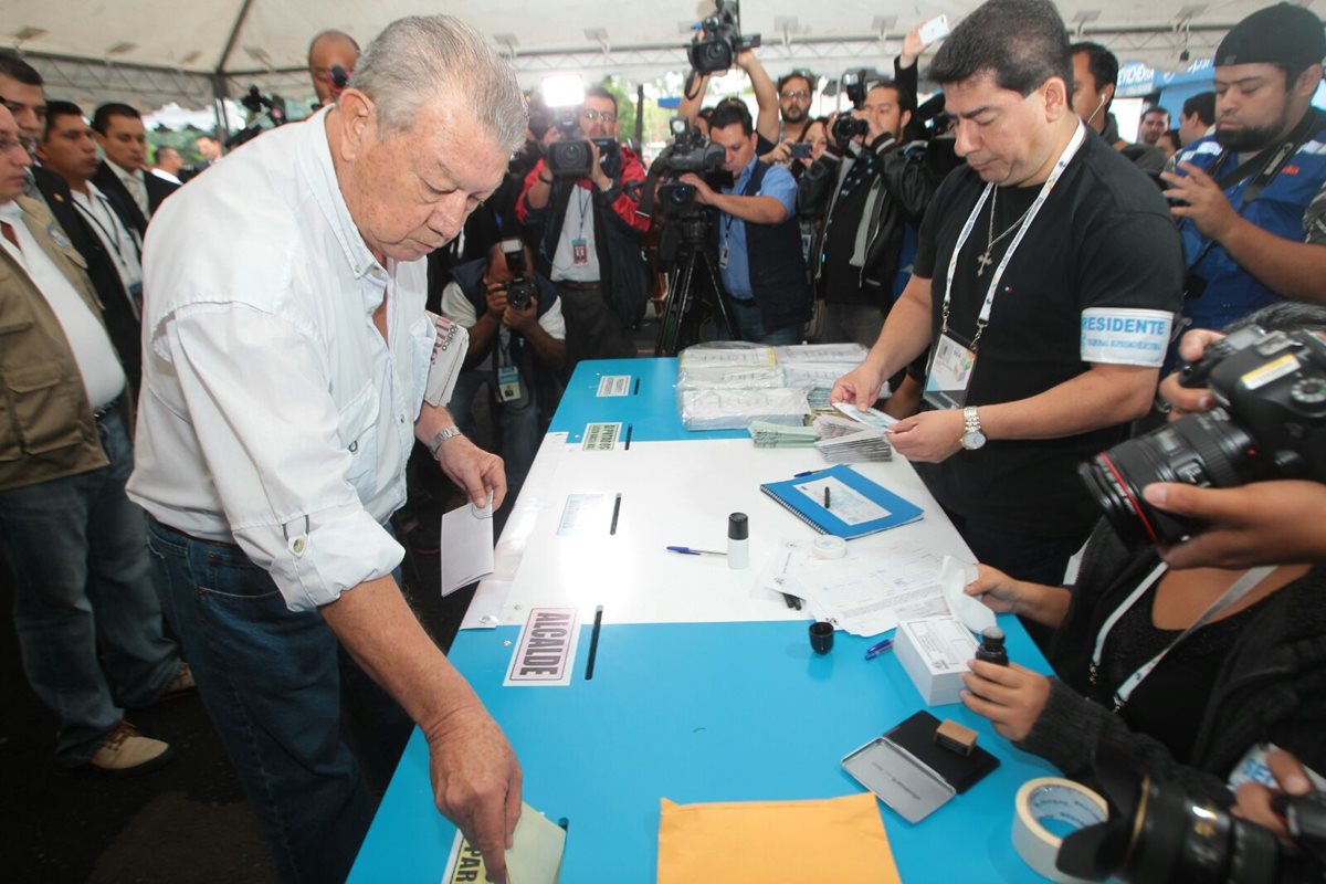 El primer guatemalteco en votar fue Carlos Campollo Bracamonte, votó en la capital. (Foto Prensa LIBRE: Á. Interiano)