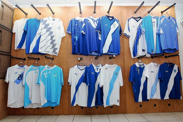 La camisola de la Selección Nacional ha pasado por una serie de cambios a lo largo de los años. (Foto Prensa Libre: Fernando López).