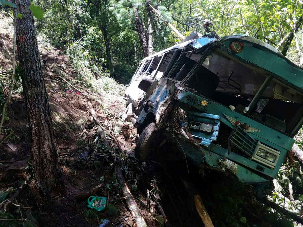 Un autobús cayó a una hondonada y murieron cinco personas en la ruta de Nebaj a Chajul, Quiché. (Foto Prensa Libre: Héctor Cordero)