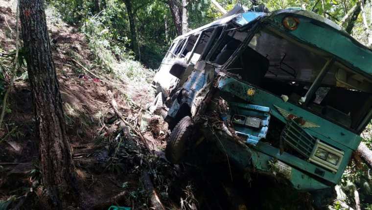 Un autobús cayó a una hondonada y murieron cinco personas en la ruta de Nebaj a Chajul, Quiché. (Foto Prensa Libre: Héctor Cordero)