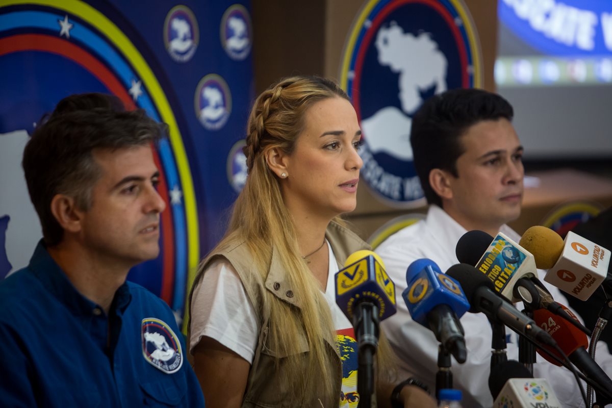 Lilian Tintori (al centro), esposa de Leopoldo López, habla ante la prensa en Caracas. (Foto Prensa Libre: EFE).