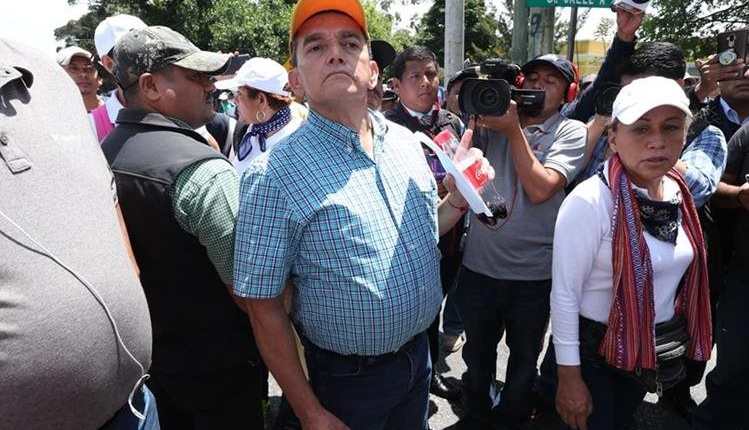 Joviel Acevedo, secretario del Sindicato de Trabajadores de la Educación de Guatemala, fue retenido por pobladores en La Tinta, Alta Verapaz. (Foto Hemeroteca PL)