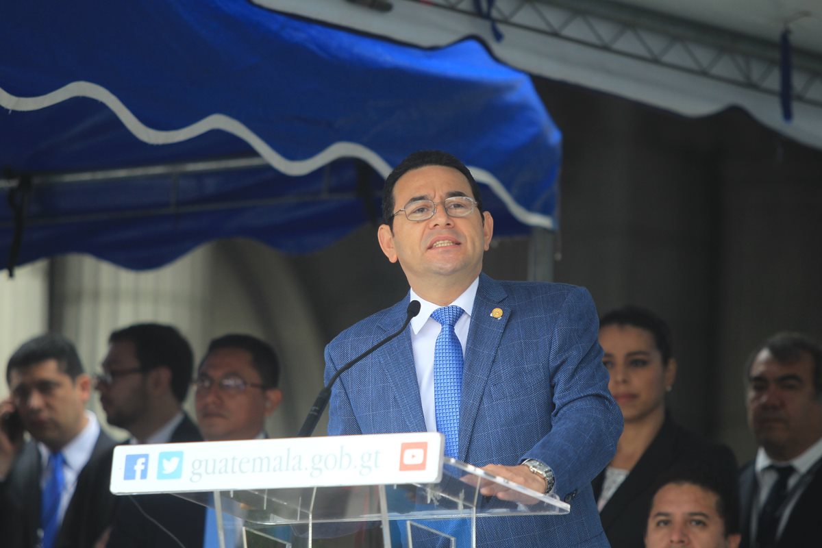 El Presidente durante su discurso de inauguración del Desfile Cívico Escolar, el 15 de septiembre, última actividad pública. (Foto Prensa Libre: Hemeroteca PL)