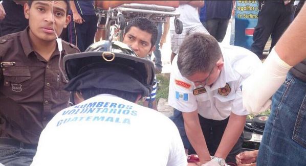Socorristas atienden a un herido en la zona 12 capitalina. (Foto Prensa Libre: Bomberos Voluntarios)
