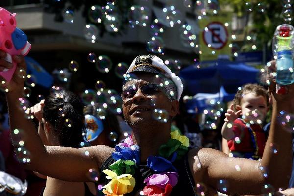 Desfile de la comparsa " Gigantes da Lira" por las calles del barrio Laranjeiras en la ciudad de Río de Janeiro. (Foto Prensa Linre:EFE)