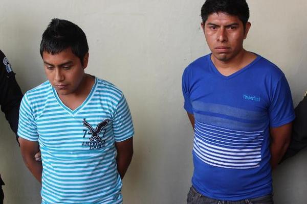 Dos presuntos extorsionadores fueron detenidos este lunes cuando recogían el dinero de una extorsión. (Foto Prensa Libre: José Rosales)<br _mce_bogus="1"/>