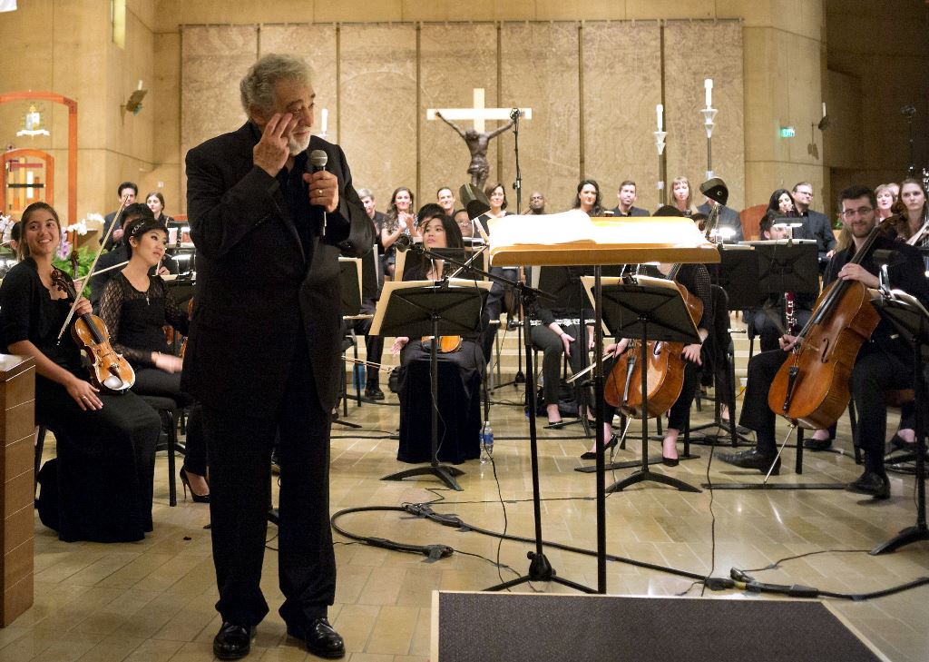 Plácido Domingo rinde tributo a su hermana en un multitudinario concierto