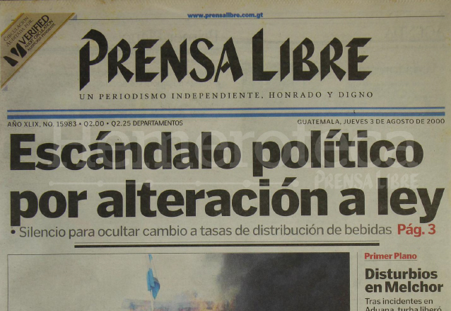 Titular de Prensa Libre del 3 de agosto de 2000. (Foto: Hemeroteca PL)