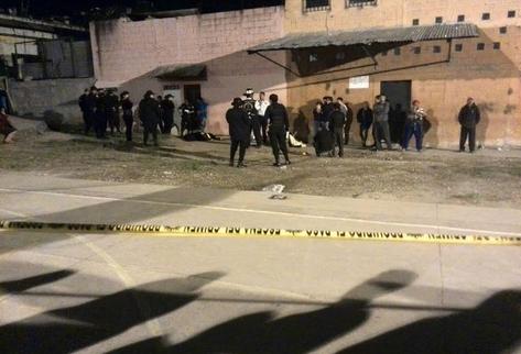 La violencia dejó este sabado tres muertos y cuatro heridos en la zona 18. (Foto Prensa Libre: Erick Ávila)
