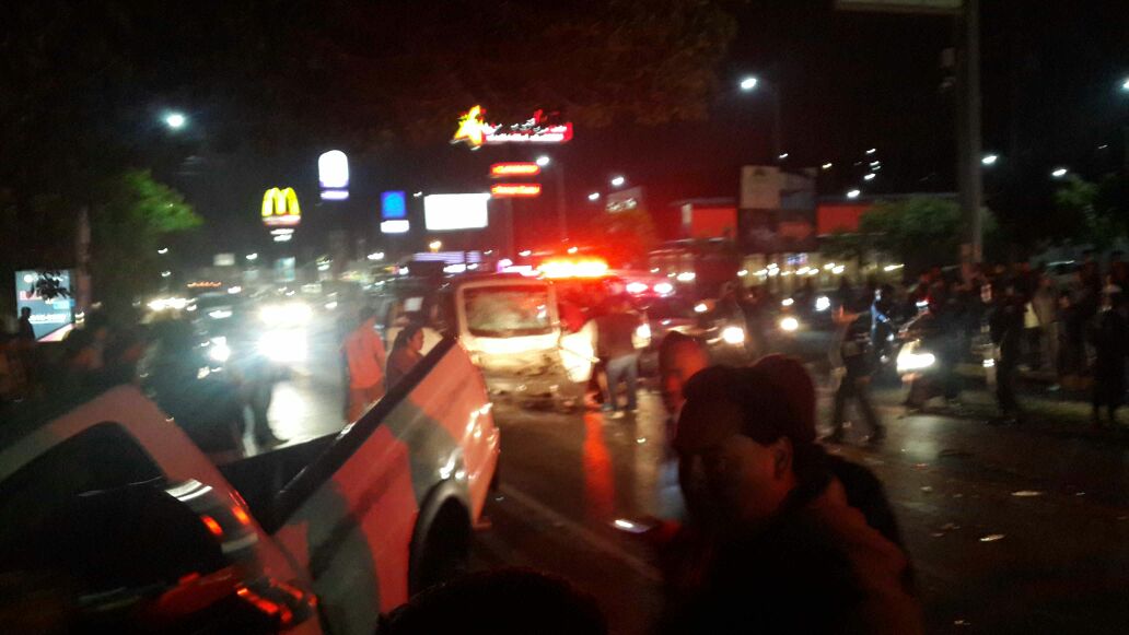 Vehículos en Villa Nueva no pueden transitar por el Frutal a causa de una colisión. (Foto: @DaliaSantos)