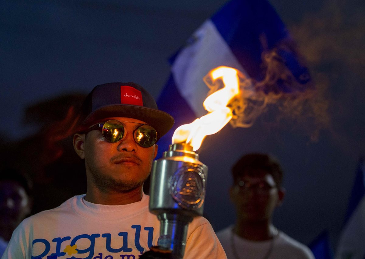 El boxeador nicaragüense, Román González, carga la antorcha centroamerica de la paz y la libertad, durante el recorrido realizado cada año desde Guatemala hasta Costa Rica. (Foto Prensa Libre: EFE).