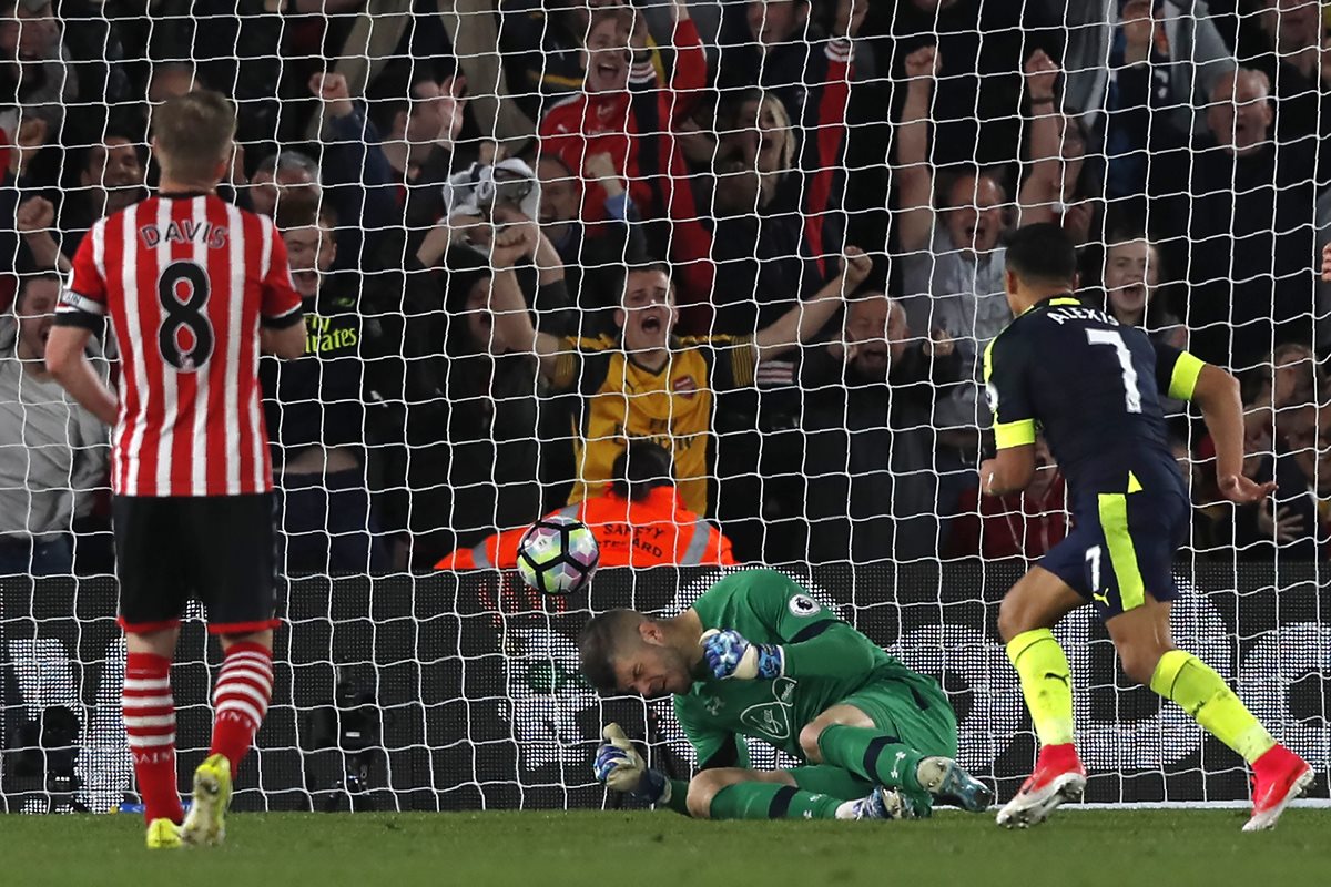Alexis Sánchez anotó el primer gol del Arsenal en la victoria 2-0 contra el Southampton. (Foto Prensa Libre: AFP).