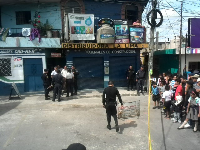Dos mujeres de 45 y 62 años murieron víctimas de un enfrentamiento entre pandilleros y la PNC. (Foto Prensa Libre: Érick Ávila)