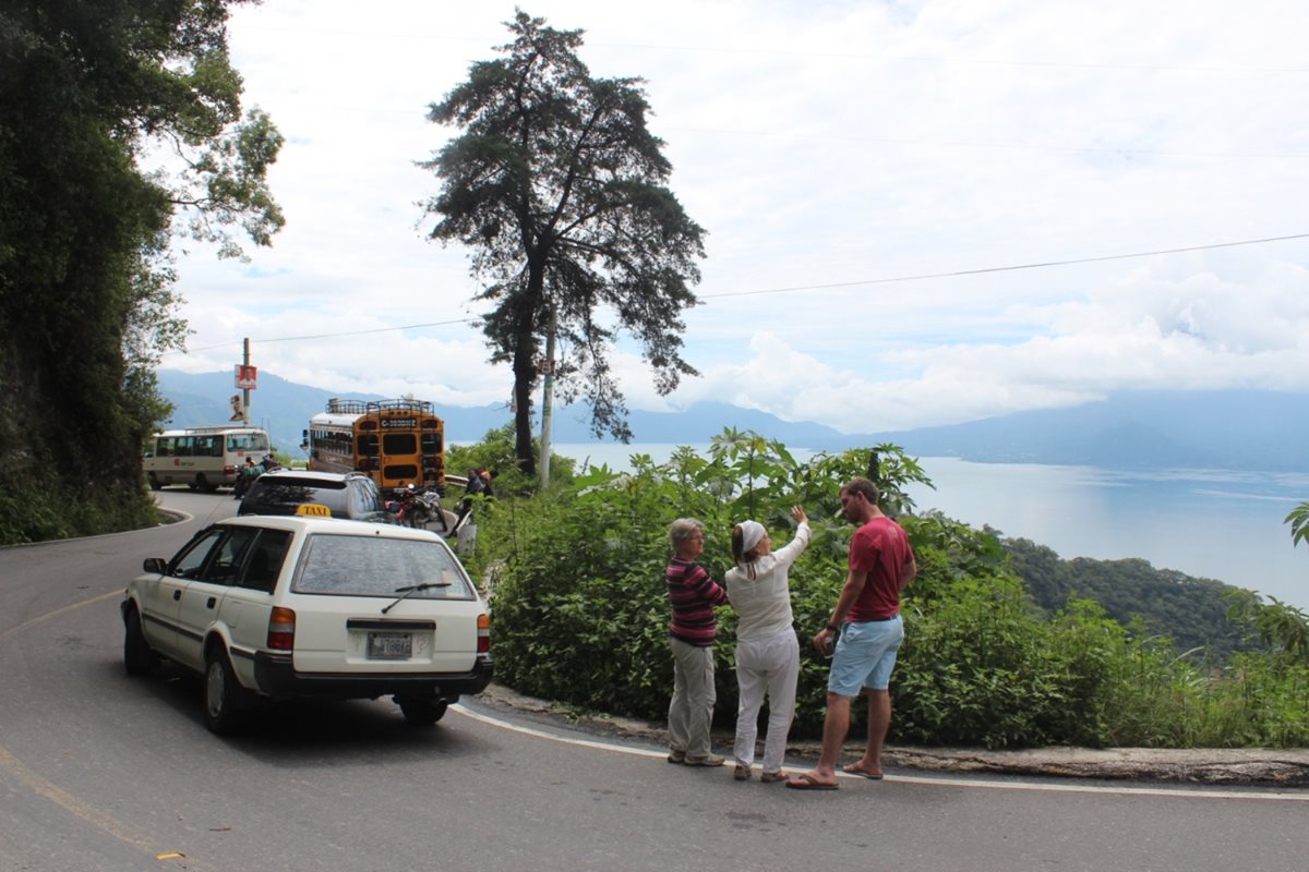 Turistas aprovechan trabajos de rehabilitación de un tramo entre Sololá y Panajachel, para tomar fotografías. (Foto Prensa Libre: Édgar René Sáenz)