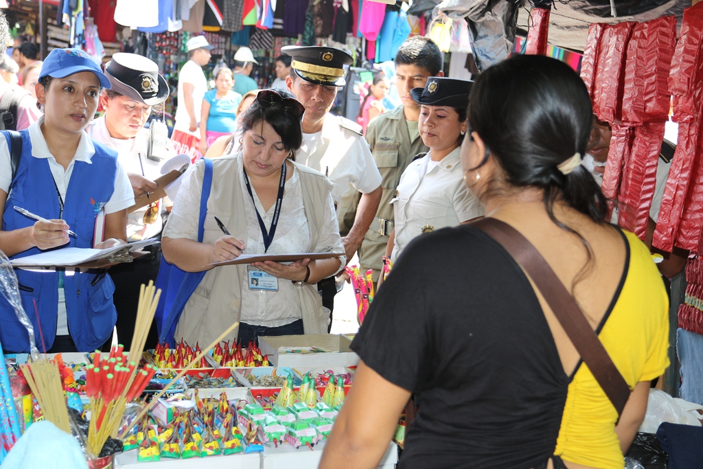 Representantes de distintas instituciones supervisan una venta de cohetillos en la ciudad de Chiquimula. (Foto Prensa Libre: Edwin Paxtor).
