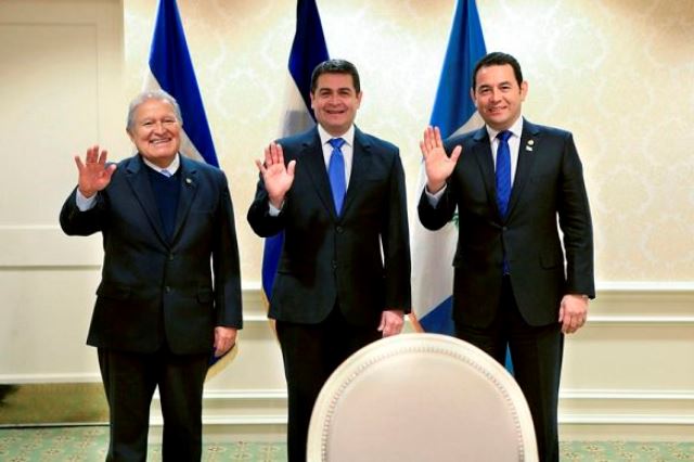 Morales junto a los mandatarios de El Salvador y Honduras antes de reunirse con Biden. (Foto Prensa Libre: SCSPR)