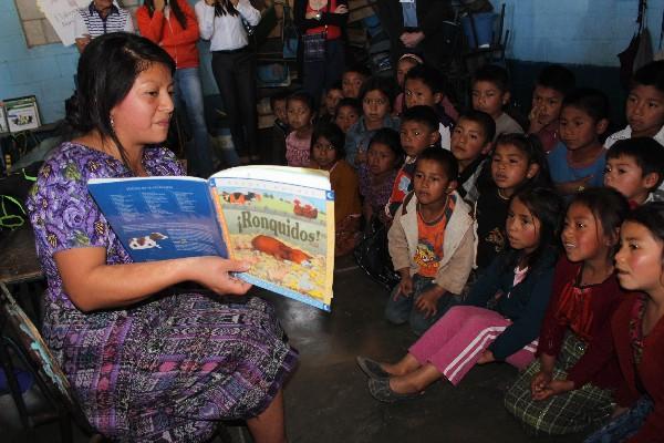 Maestra de la escuela Cerritos Asunción imparte clases a niños, en Patizicía, Chimaltenango.