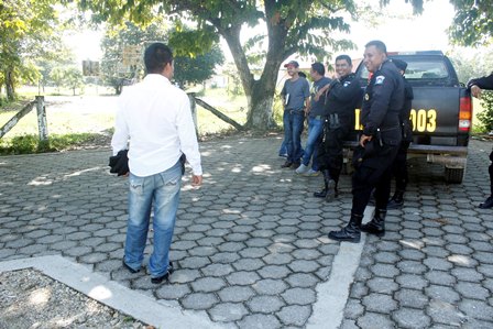 Agentes policiales de Puerto Barios, Izabal, cuidan el área donde sujetos mataron con arma blanca a un hombre. (Foto Prensa Libre: Edwin Perdomo)