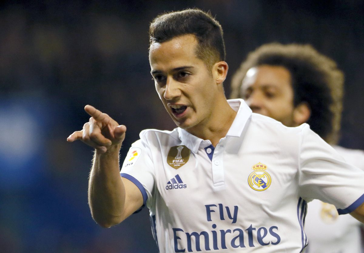 El centrocampista del Real Madrid, Lucas Vázquez, celebra el tercer gol frente al Deportivo en el estadio de Riazor. (Foto Prensa Libre: EFE).