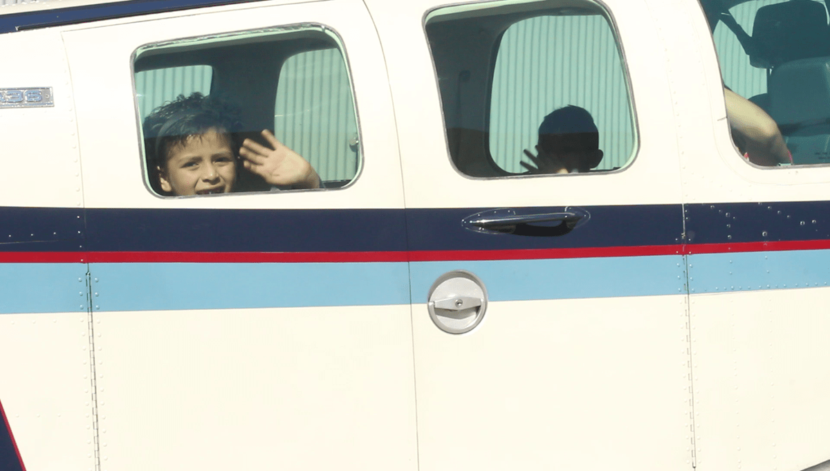 La sonrisa de los niños iluminó las ventanillas de las avionetas a bordo de las cuales sobrevolaron la capital, la Costa Sur y los lagos de Atitlán y Amatitlán. (Foto Prensa Libre: Josué León)