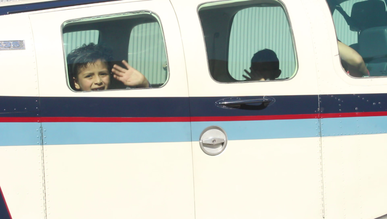 La sonrisa de los niños iluminó las ventanillas de las avionetas a bordo de las cuales sobrevolaron la capital, la Costa Sur y los lagos de Atitlán y Amatitlán. (Foto Prensa Libre: Josué León)