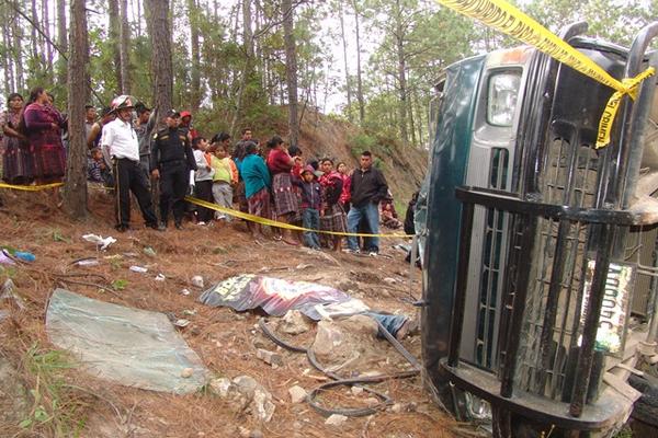Autoridades investigan el percance. (Foto Prensa Libre: Óscar Figueroa).