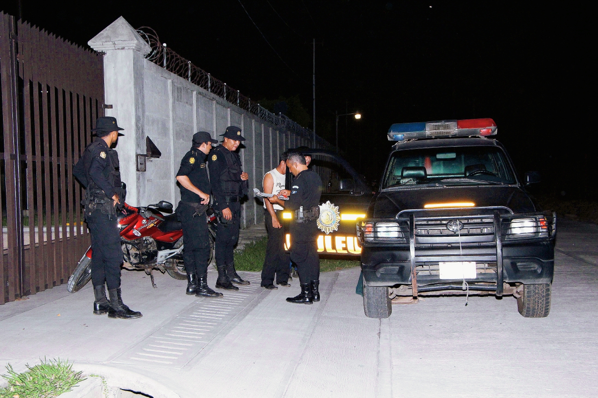 Agentes de  la PNC efectúan operativos en búsqueda de una mujer raptada, en  Retalhuleu.  (Foto Prensa Libre: Rolando Miranda)