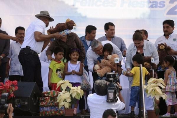 Presidente entrega juguetes en Masagua, Escuintla.