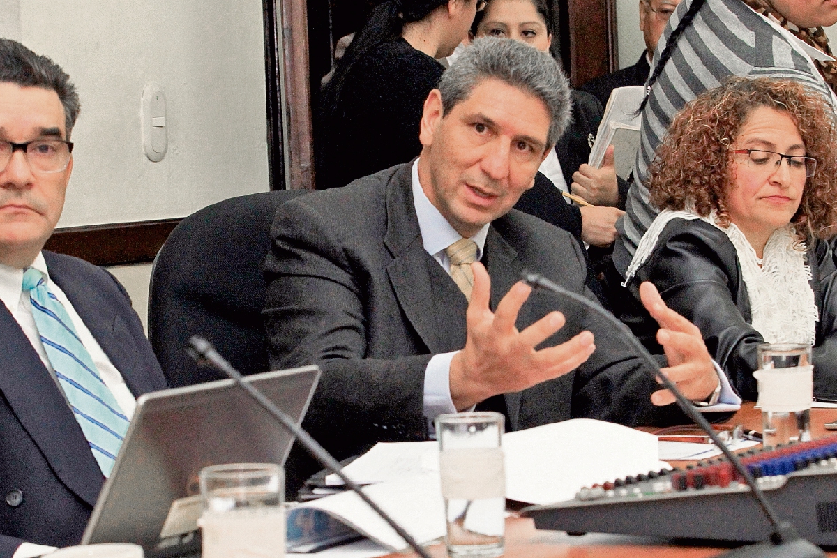 Benjamín Santa María y Fernando Quevedo, del BID, y Rosa María Ortega, de Crédito Público del Minfin. (Foto Prensa Libre: Estuardo Paredes)