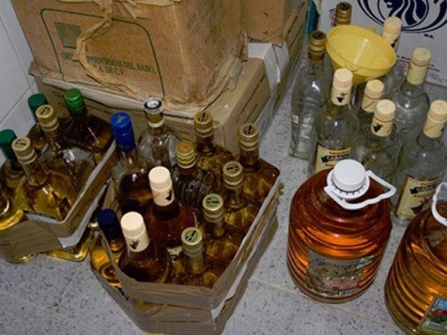 Varios muertos por ingerir alcohol adulterado. (Foto Prensa Libre: EFE)