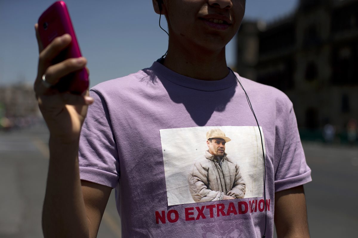 Un simpatizante del "Chapo" Guzmán participa en una concentración a favor del narco en México. (Foto Prensa Libre: AP).