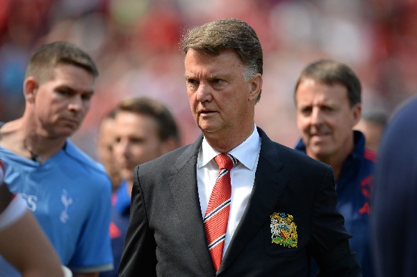 Louis van Gaal, técnico del Manchester United, recibió fuertes críticas. (Foto Prensa Libre: AFP)