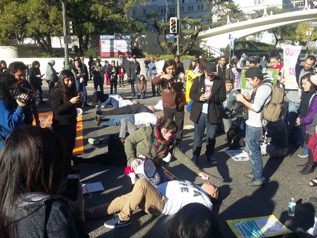 Inmigrantes paticipan en una protesta en Los Ángeles contra las deportaciones masivas. (Foto: Hemeroteca PL).