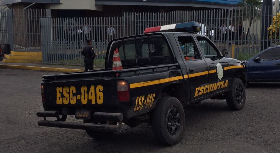 Agentes de la PNC resguardan el lugar donde dos hombres resultaron heridos de bala, en la zona 3 de la cabecera de Escuintla. (Foto prensa Libre: Carlos E. Paredes)