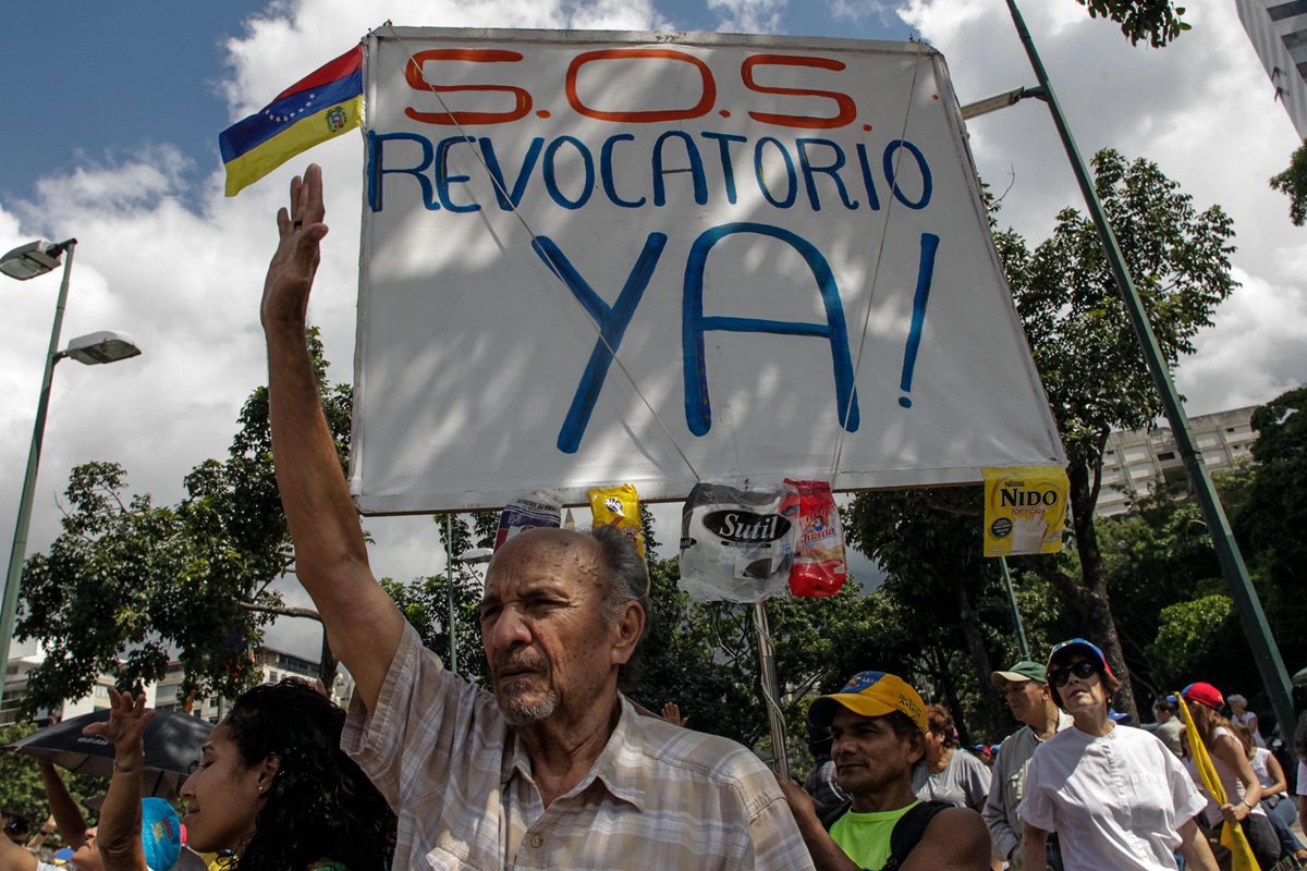 Opositores exigen referendo contra Maduro. (Foto Prensa Libre: EFE)