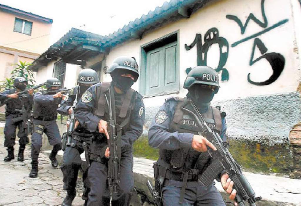 Policía salvadoreña participa en una operación antipandillas.(Foto Prensa Libre:EFE).