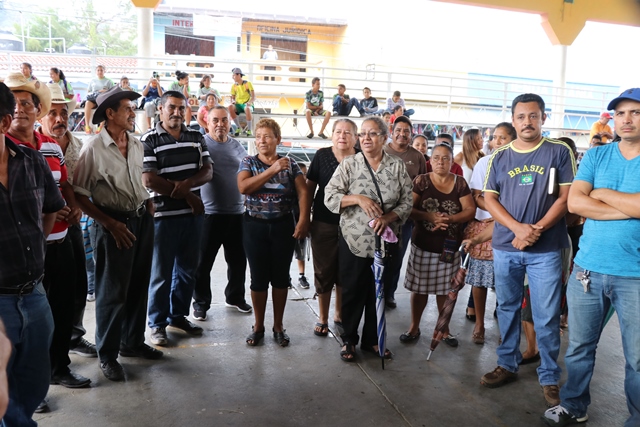 Vecinos de Casillas, Santa Rosa, se reúnen en la cancha de baloncesto de la localidad, para manifestarle al alcalde su preocupación por tantos temblores. (Foto Prensa Libre: Hugo Oliva)