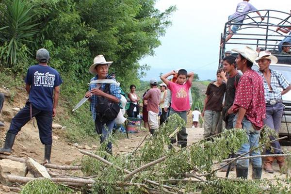 Campesinos denuncian que soldados beliceños destruyeron sus cultivos. (Foto Prensa Libre: Rigoberto Escobar)<br _mce_bogus="1"/>