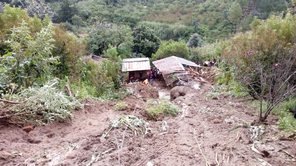 Vecinos de Chichicastenango, Quiché, ayudan a retirar escombros causados por deslave. (Foto Prensa Libre: Ángel Julajuj)