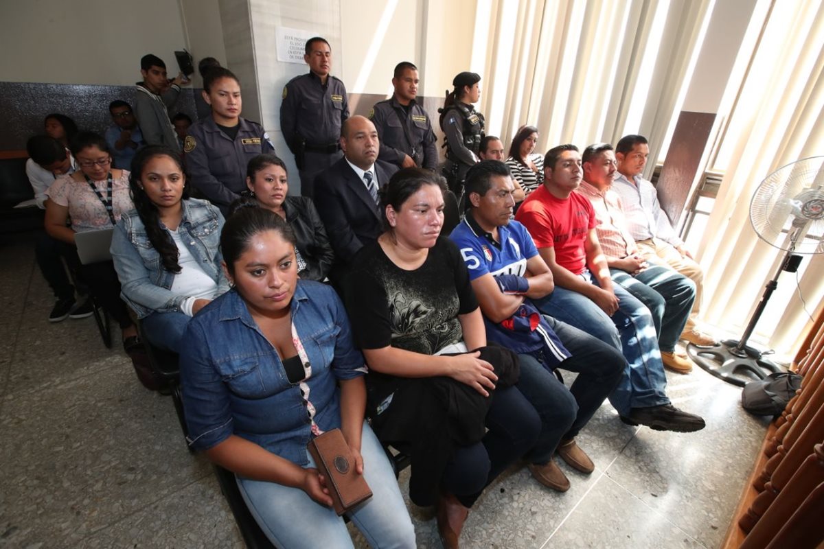 Son 11 procesados por la fuga de la Patrona, entre ellos el abogado Benjamín Estrada. (Foto Prensa Libre: Paulo Raquec)