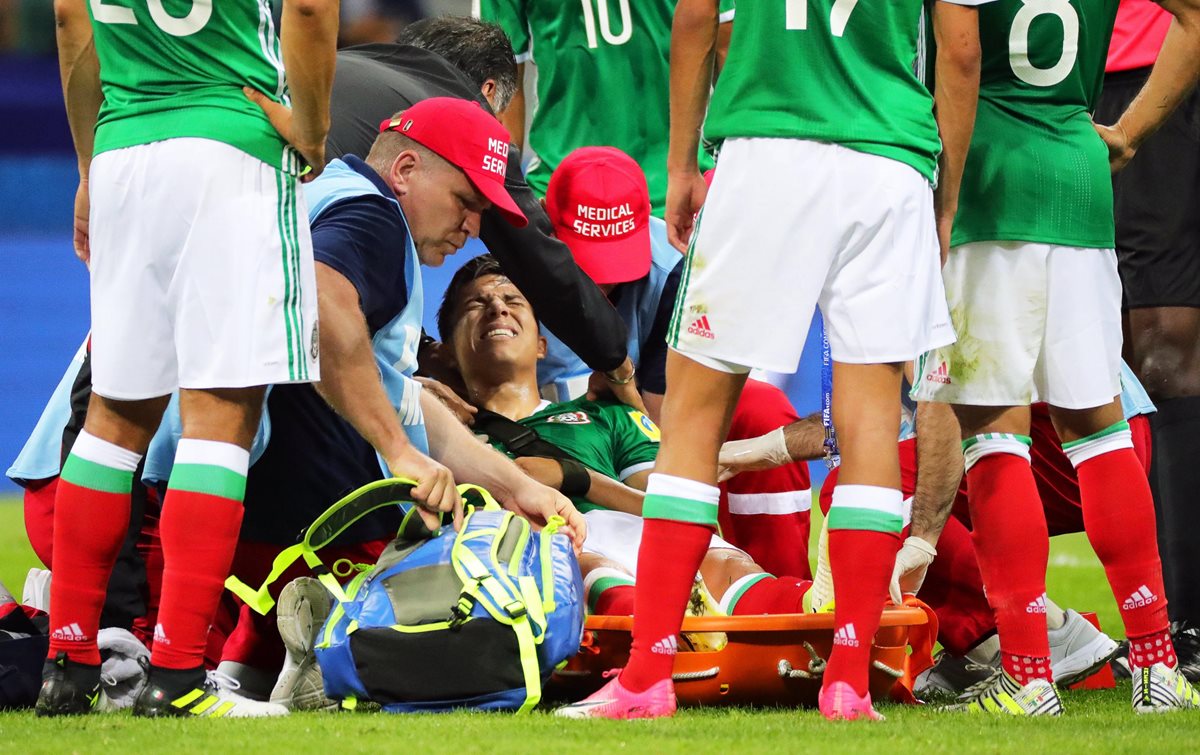 El defensa mexicano Carlos Salcedo (c) sufrió una dura lesión durante el juego.