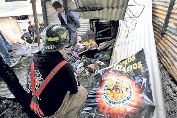 Dos hermanos de 3 y 6 años murieron  carbonizados el 10 de diciembre del 2014, al incendiarse  su casa, en el asentamiento Independencia, anexo a la colonia Paraíso 2, zona 18. Perecieron abrazados.