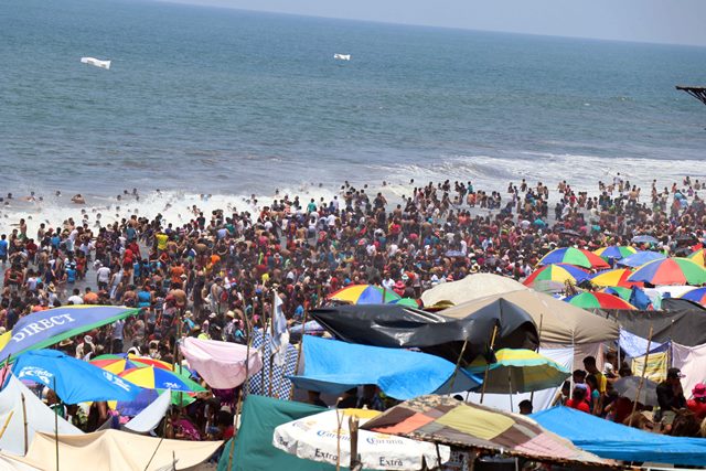 Durante Semana Santa cientos de visitantes se refrescan en las distintas playas del país. (Foto Prensa Libre: Hemeroteca PL).