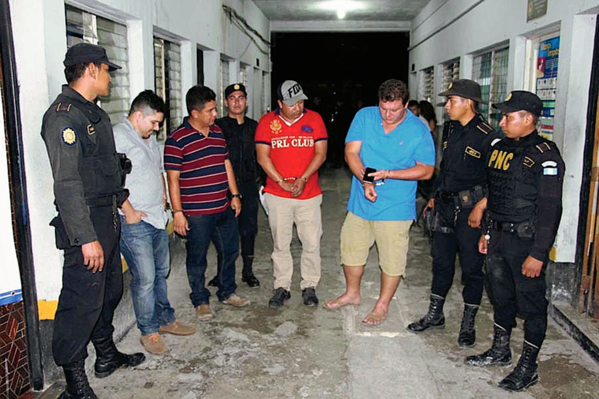 Cuatro de  los capturados en Flores, Petén, por escándalo en la vía pública y agredir a varios agentes de la PNC. (Foto Prensa Libre: Walfredo Obando)