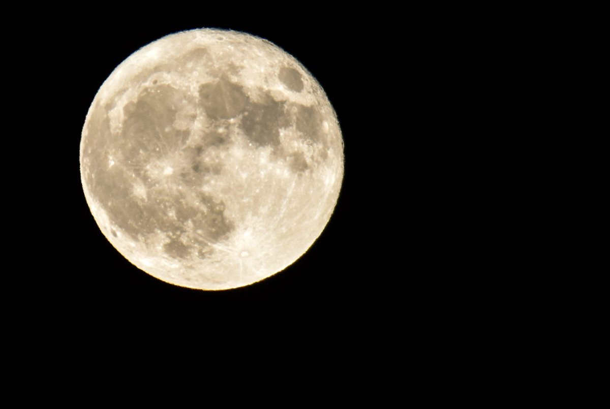 La superluna, vista desde Macedonia. (Foto Prensa Libre: EFE)