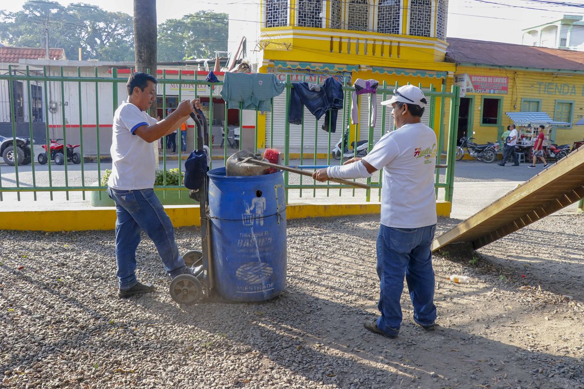 La Municipalidad de Tecún Umán colocó recipientes para basura en diferentes puntos donde se aglomeran los migrantes. (Foto Prensa Libre: Rolando Miranda).